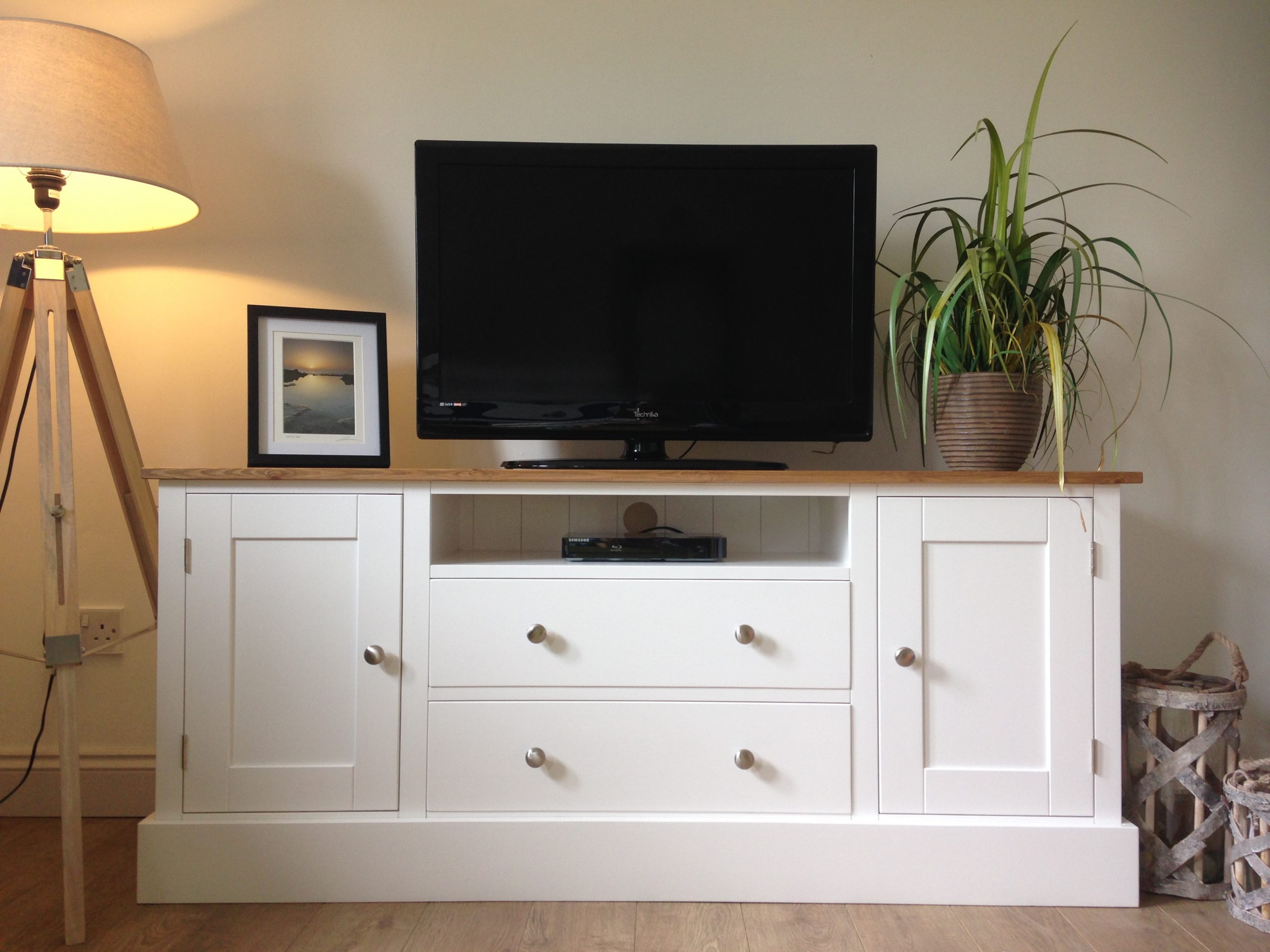 Oak TV Unit – Add Style To Your Living Area